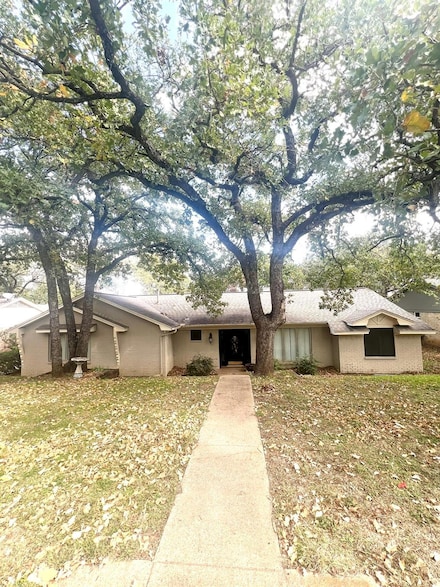 2852 Winterhaven Dr, Hurst, TX 76054