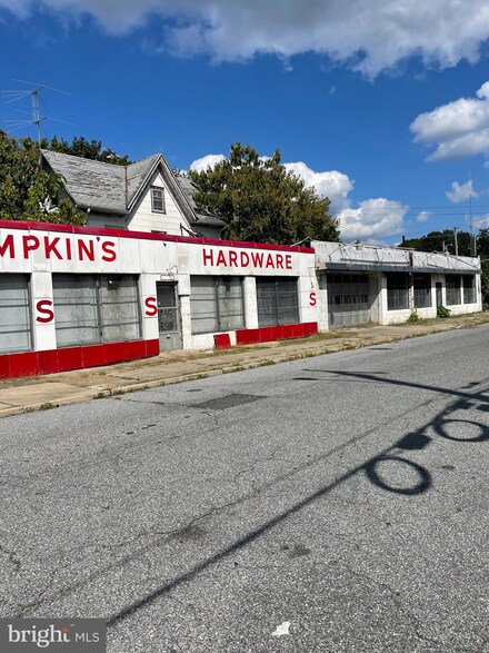 19 W High St, Clayton, NJ 08312