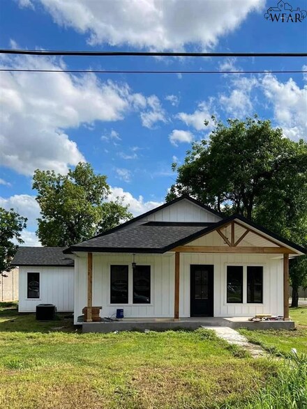 211 W Washington Ave, Iowa Park, TX 76367
