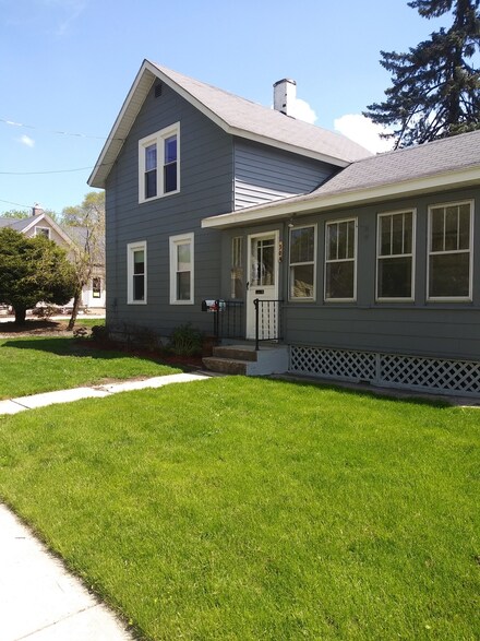 304 E 1st St, East Dundee, IL 60118
