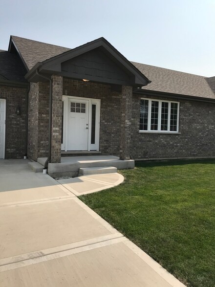 7734 W 66th St, Bedford Park, IL 60501