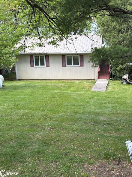 1035 Lakeshore Dr, Brooklyn, IA 52211