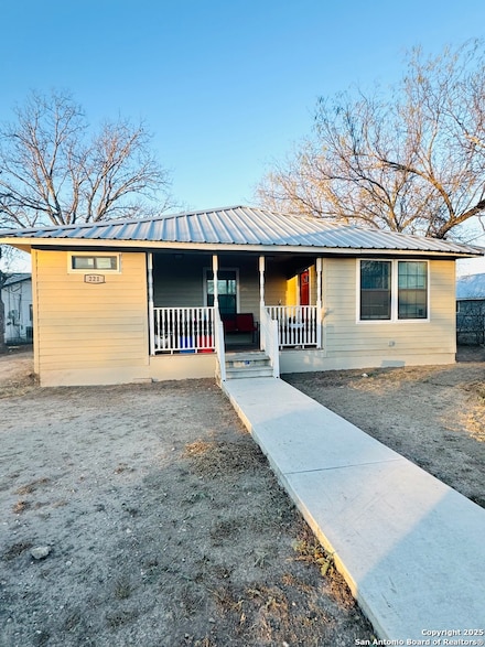 221 Chaparral St, Uvalde, TX 78801