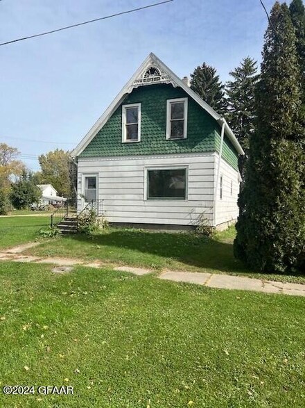 210 Hubbard St, Reynolds, ND 58275