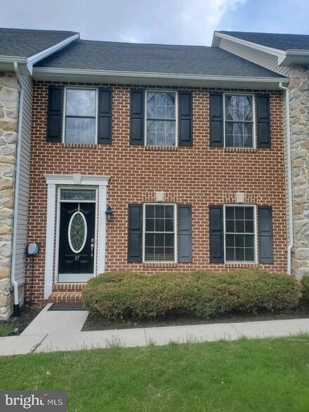 37 E 1st St, Boiling Springs, PA 17007