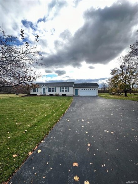 5846 Robinson Rd, Lockport, NY 14094