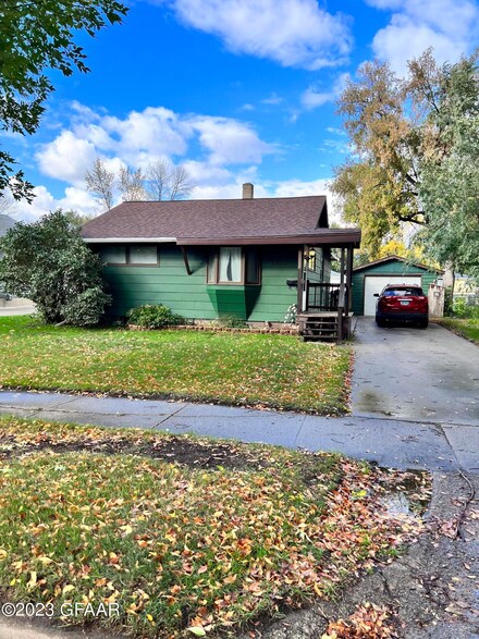 1810 10th Ave N, Grand Forks, ND 58203