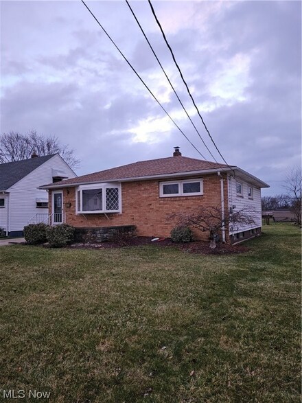 6076 Greene Dr, Brookpark, OH 44142