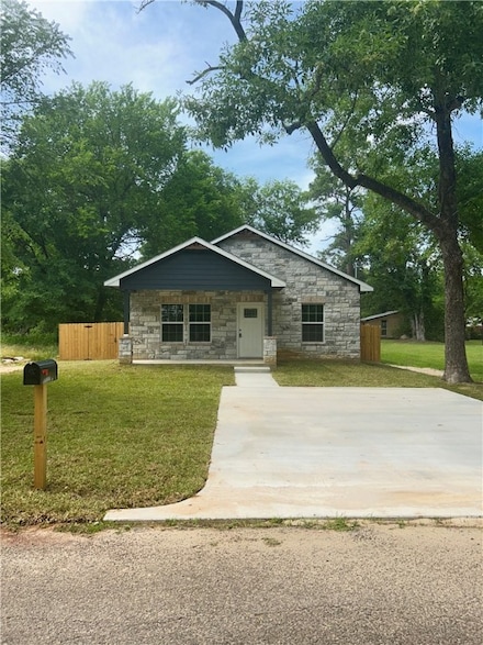 506 W 8th St, Hearne, TX 77859