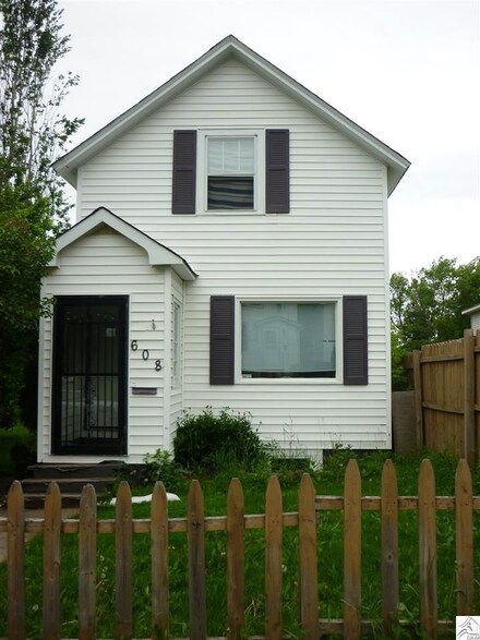 608 E 10th St, Duluth, MN 55805