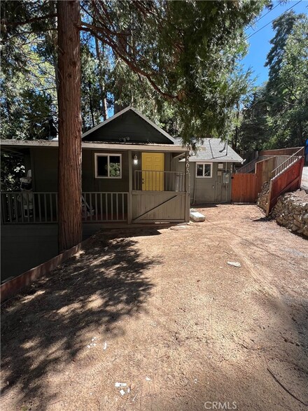 565 Acacia Dr, Crestline, CA 92325