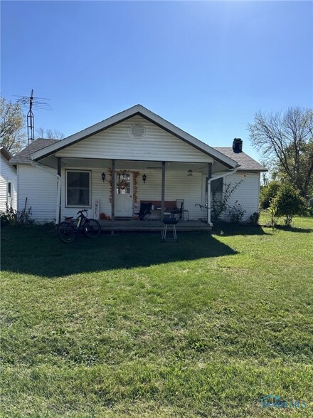 869 E Madison St, Gibsonburg, OH 43431