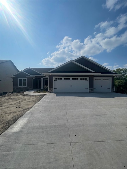 3976 Winnsboro Dr, Iowa City, IA 52245