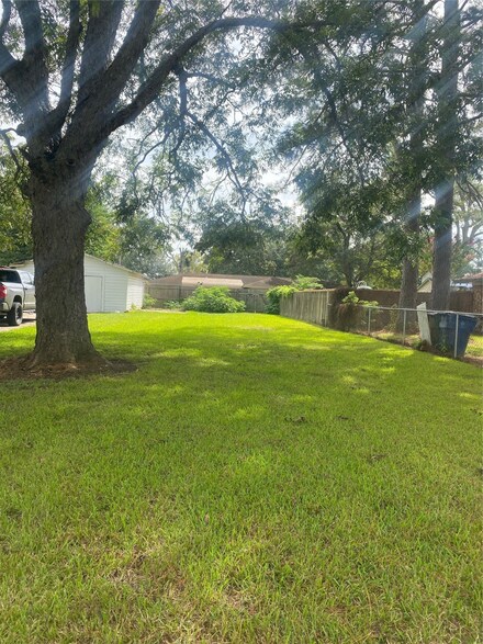 649 Loggins Dr, West Columbia, TX 77486