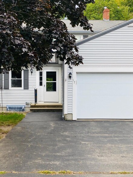 111 Bradley St Unit 17, Saco, ME 04072