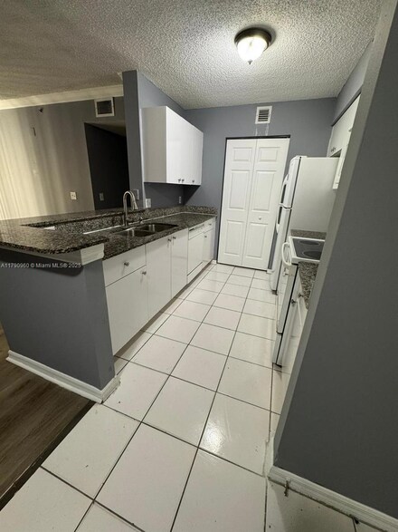 2451 Centergate Dr Unit 202, Miramar, FL 33025