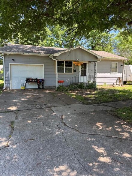 210 W Walnut St, Girard, KS 66743
