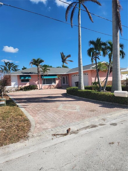 12305 4th St E, Treasure Island, FL 33706