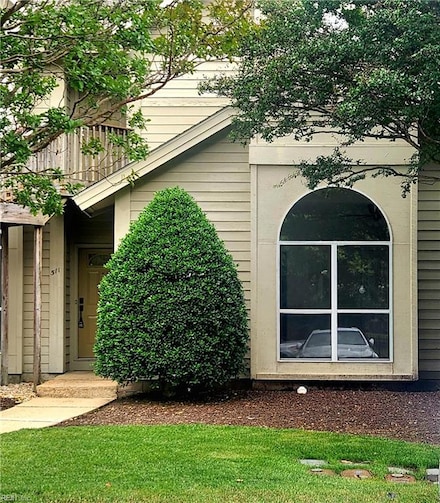511 E Lake Cir, Chesapeake, VA 23322
