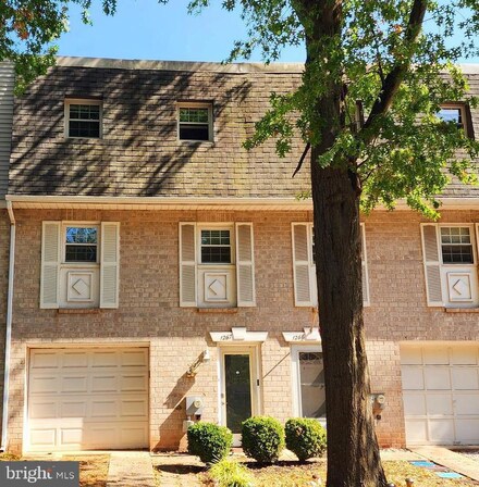 1267 Village Ln, Pottstown, PA 19464