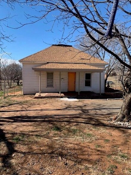 607 N 5th St, Sayre, OK 73662