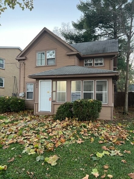 308 Blackhawk Ave, Aurora, IL 60506