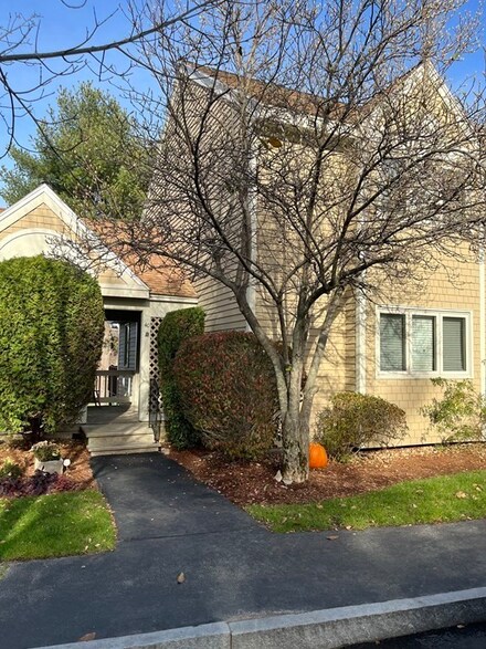 40 Hunters Run Place, Haverhill, MA 01832