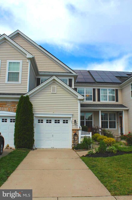47 Overlook Dr, Mount Laurel, NJ 08054