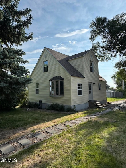410 1st St NW, Crosby, ND 58730