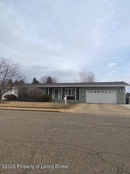 924 12th Ave W, Dickinson, ND 58601