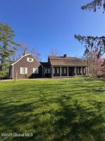 63 Meadowview Dr, Schaghticoke, NY 12154