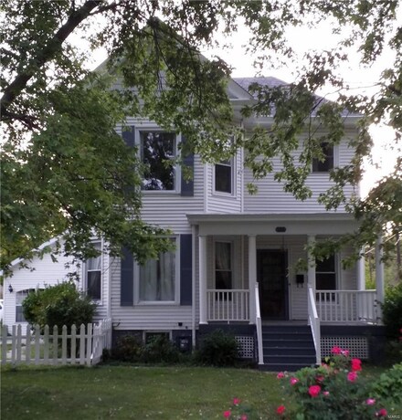 126 College Ave, Carlinville, IL 62626
