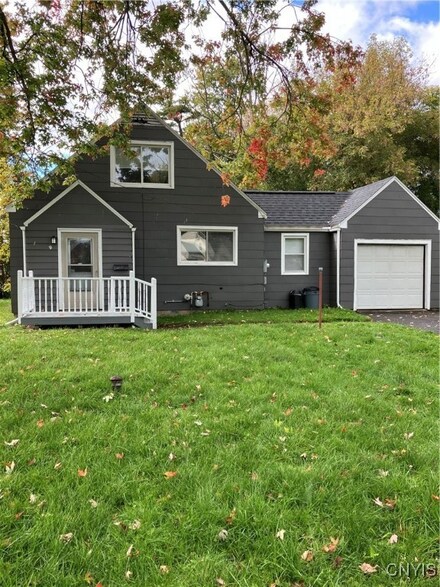 9 Parkwood Dr, East Syracuse, NY 13057