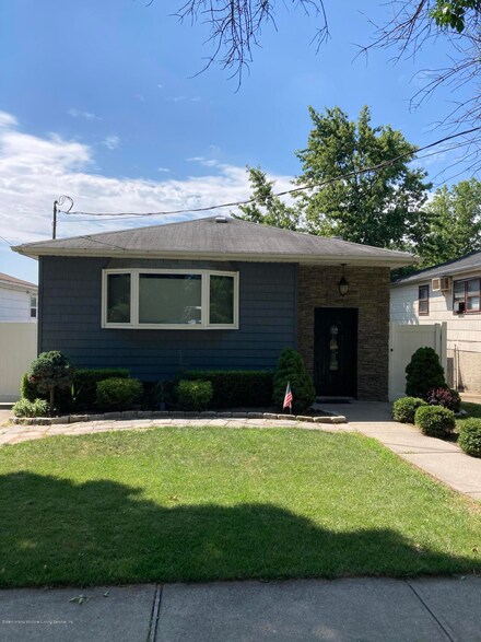 1240 Drumgoole Rd E, Staten Island, NY 10312