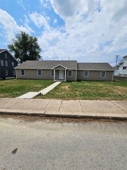 213 Grand Ave, Aliquippa, PA 15001