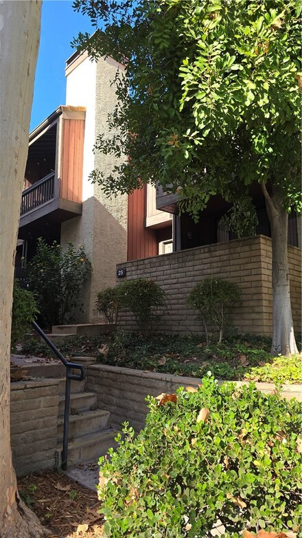 21931 Burbank Blvd Unit 25, Woodland Hills, CA 91367
