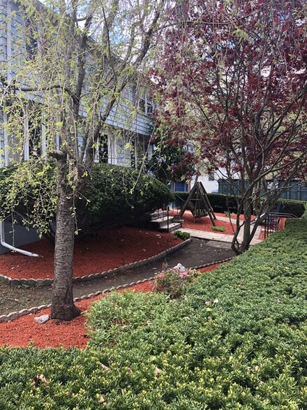 71 Hilltop Rd, Holbrook, MA 02343