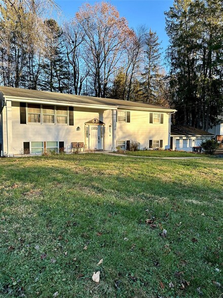 12 Roe Dr, Hyde Park, NY 12538