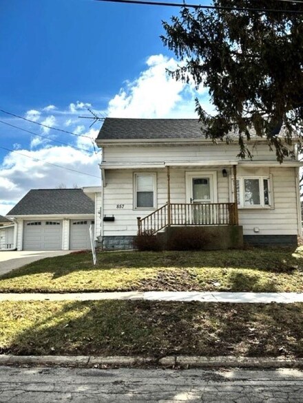 857 W Jefferson Dr, Freeport, IL 61032