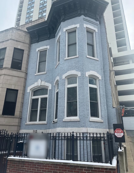 113 W Elm St, Chicago, IL 60610