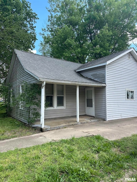 115 N 5th St, Kilbourne, IL 62655