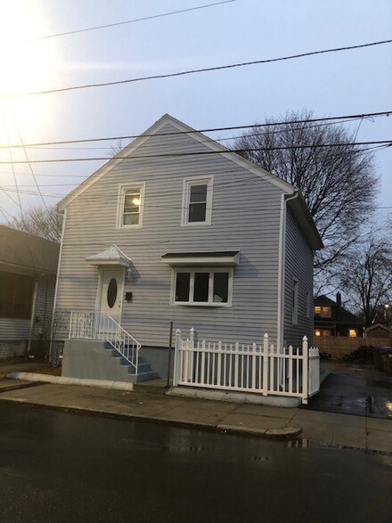 119 Hendrick St, Providence, RI 02908