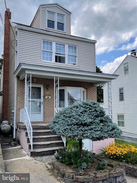 20 Thompson St, Saint Clair, PA 17970