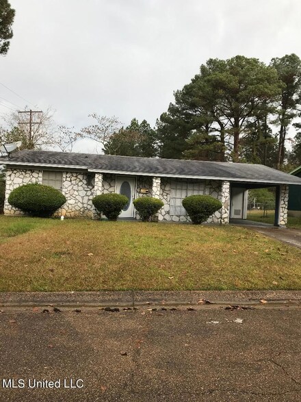 2440 Overbrook Dr, Jackson, MS 39213