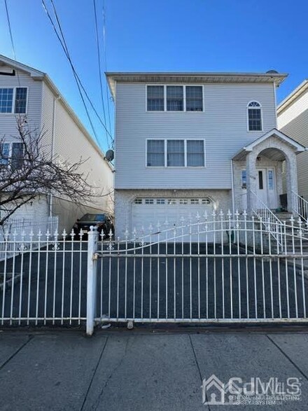 1034 E Grand St, Elizabeth, NJ 07201