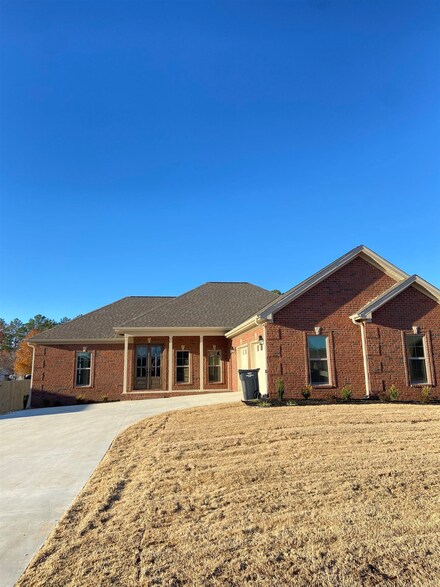 195 Oldenburg Dr, Killen, AL 35645