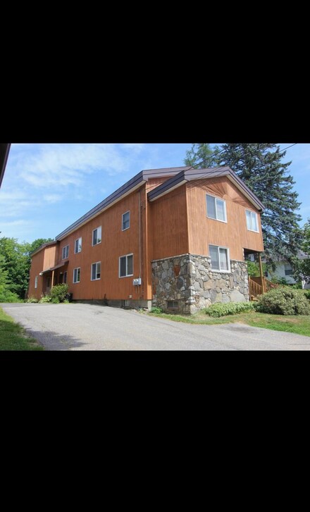 370 College St, Lewiston, ME 04240