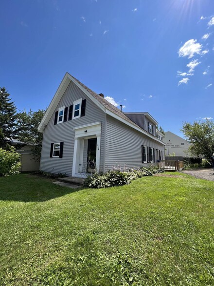 9 Washington St, Winterport, ME 04496