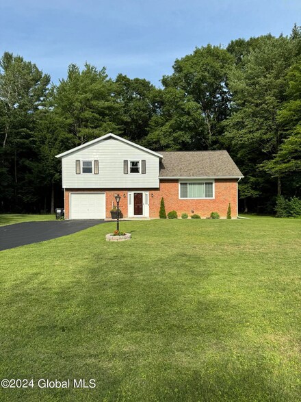 4062 Jockey St, Ballston Lake, NY 12019