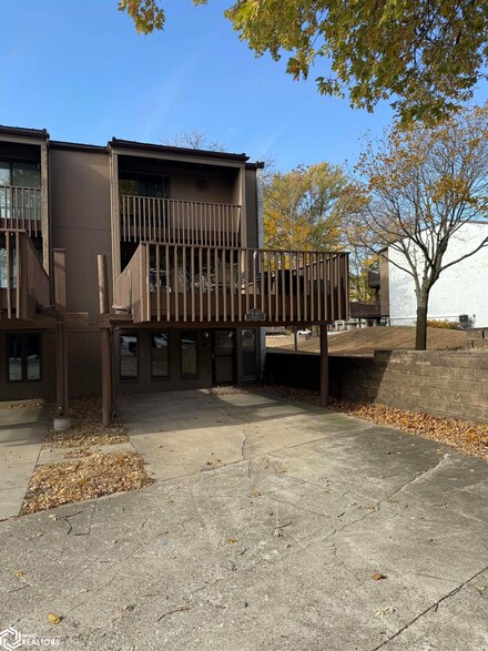 2700 N Shore Dr Unit O22, Clear Lake, IA 50428